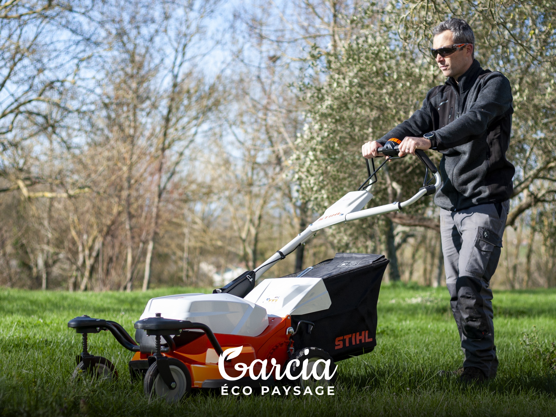 GARCIA ECO PAYSAGE est une entreprise spécialisée dans l’entretien des parcs et jardins : tonte pelouse, taille de haies, débroussaillage, désherbage, jardinage, collecte/recyclage déchets verts